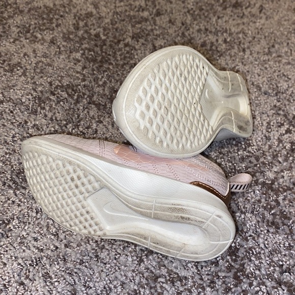 GIRLS NIKE SHOES - Picture 4 of 5